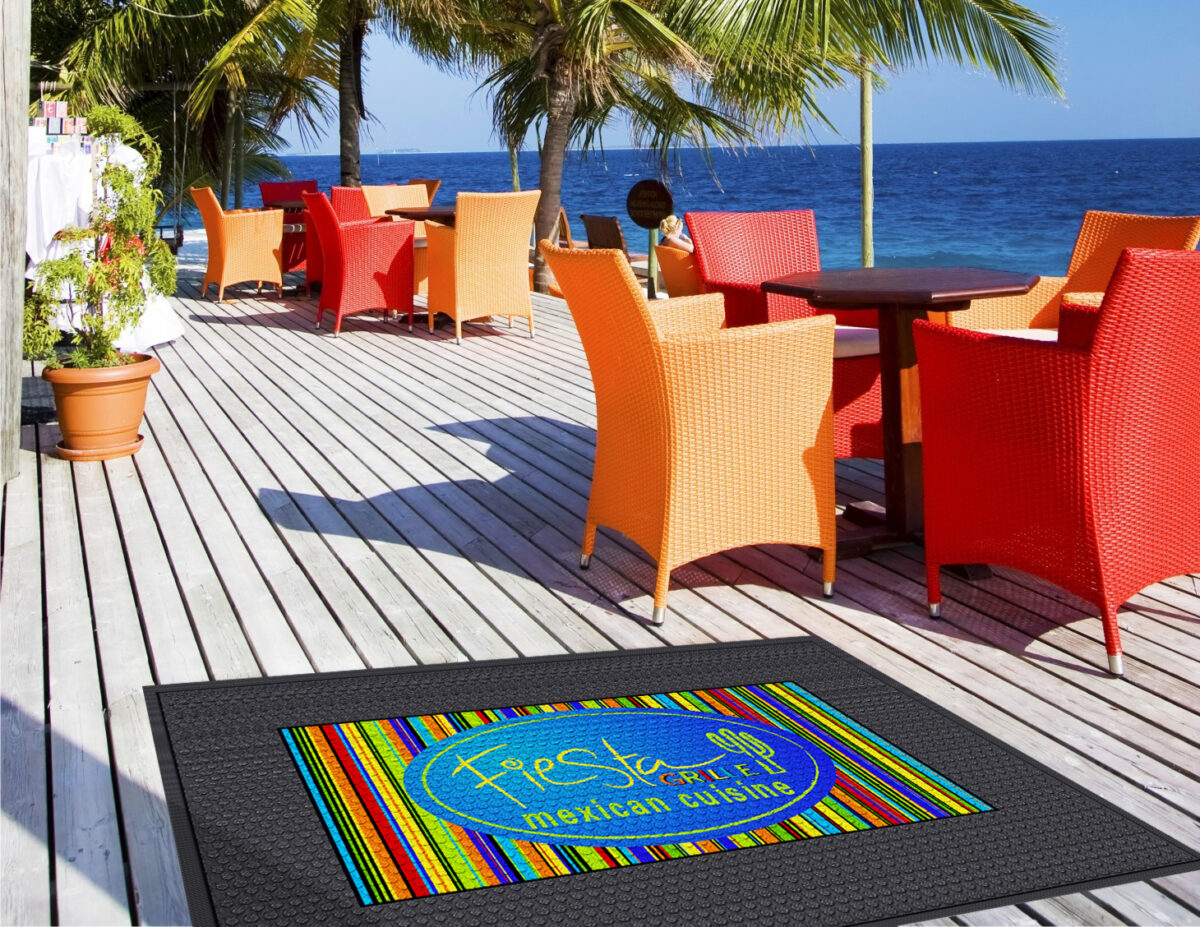 Tapis caoutchouc personnalisé sur une terrasse de restaurant